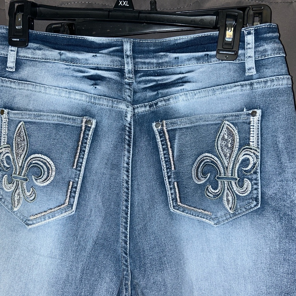 Women’s XL Embroidered Fleur De Lis Bootcut Jeans Medium Wash Stretch